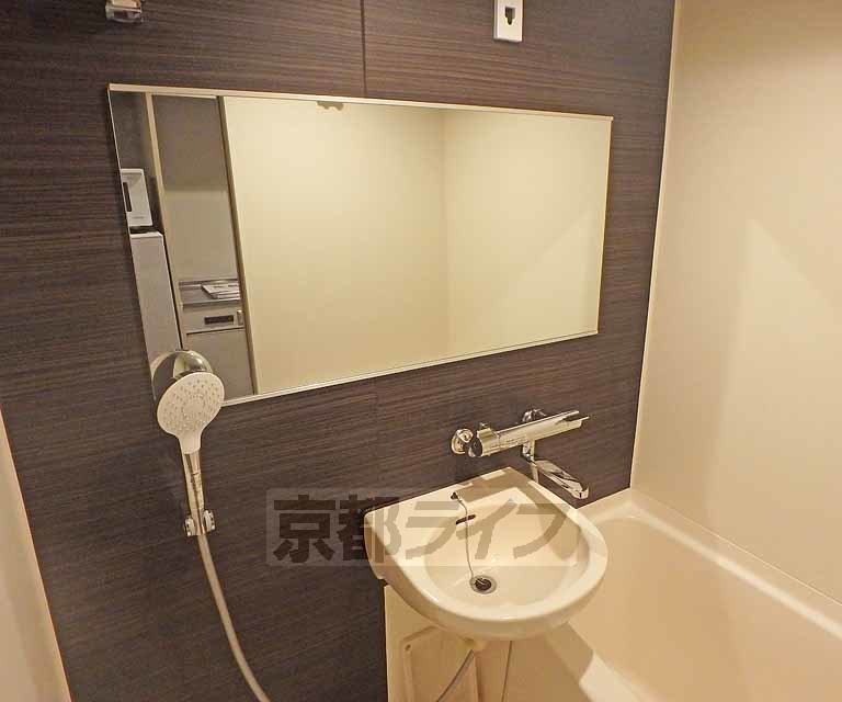 洗面設備　大きな鏡付きの洗面台です。