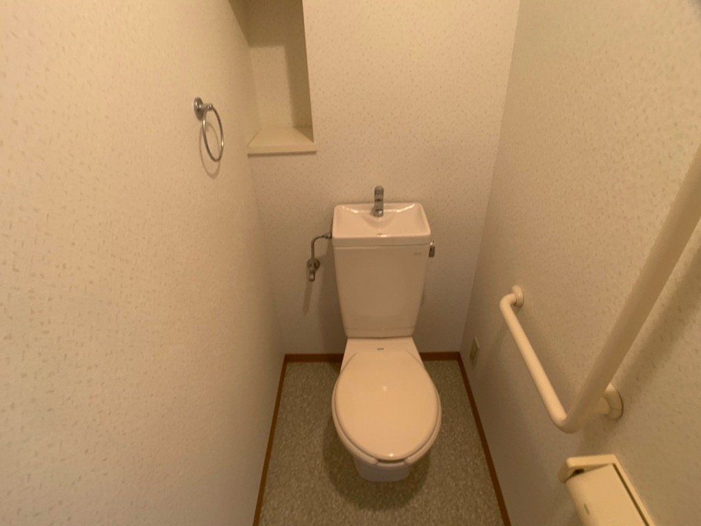 トイレ　シンプルで掃除のしやすいトイレです♪