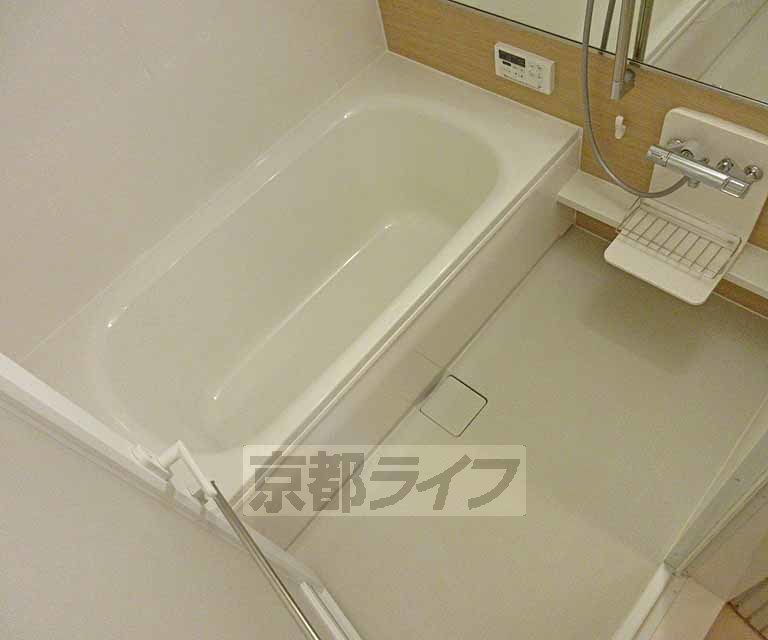バス・シャワールーム　広々暖かい雰囲気の浴室です・