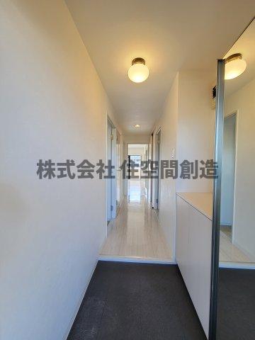 玄関　※同タイプの室内写真の為、現況と異なる場合があります