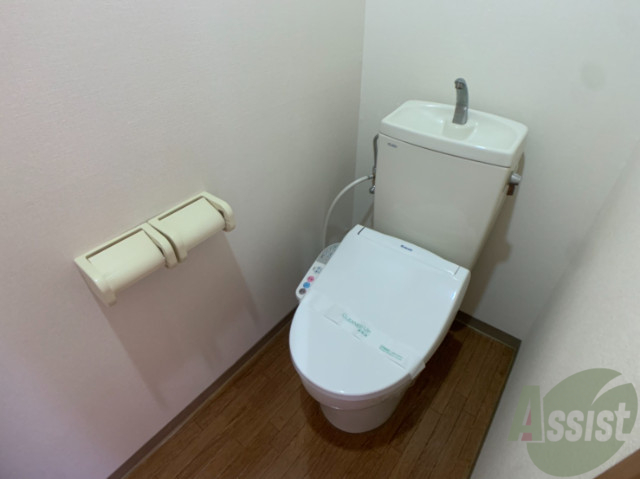 トイレ　トイレはウォシュレット機能付き。スペースも広いです。