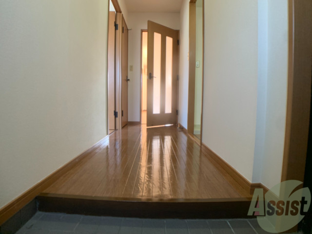 玄関　玄関にはお部屋からの明るい光が差し込んでいます。