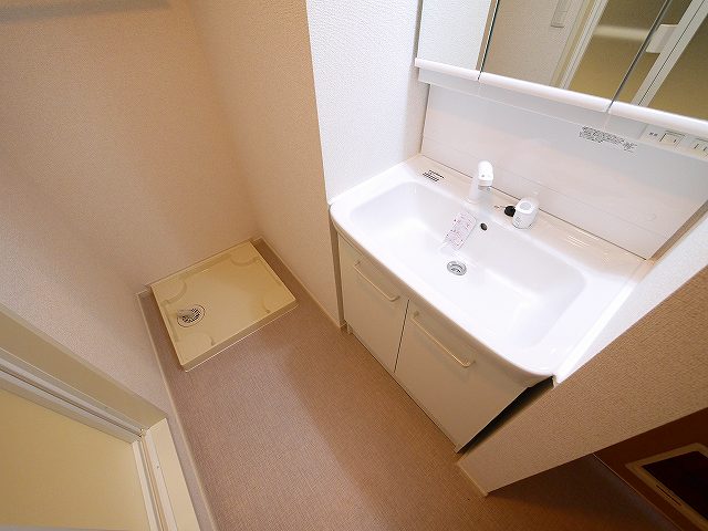 洗面設備　ゆったりとスペースのある洗面所