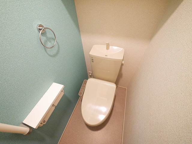 トイレ　落ち着いた色調のトイレです