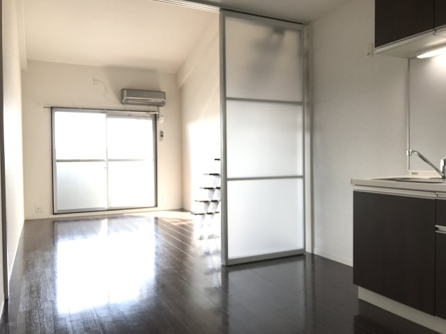 居室・リビング　日当たりのよい南向きのお部屋です