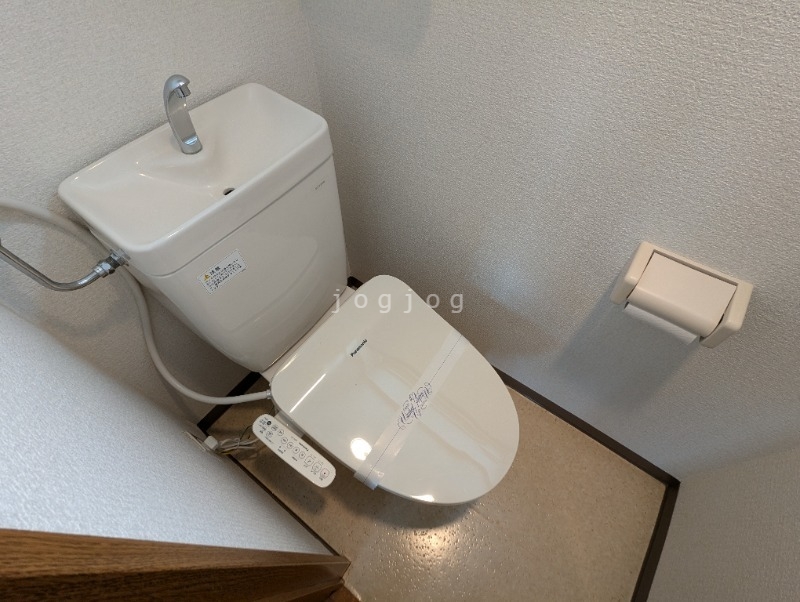 トイレ　嬉しい温水洗浄便座付きのトイレです。