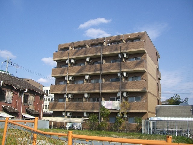 エントランス　安心の鉄筋コンクリート造です