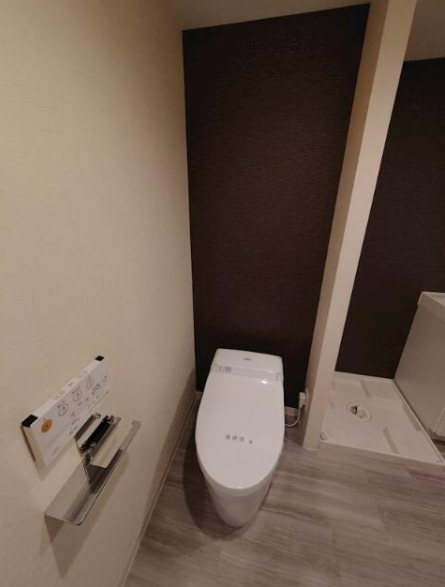 トイレ　落ち着いた色調のトイレです