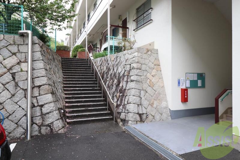 エントランス　住宅地なので落ち着きのある雰囲気です