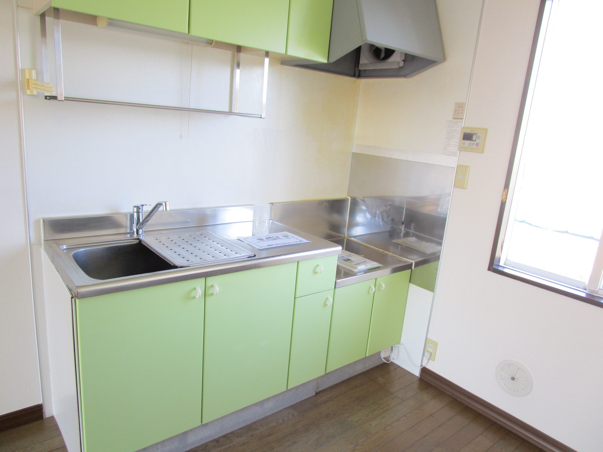 キッチン　扉はパステルカラーのグリーンで爽やかなイメージに！