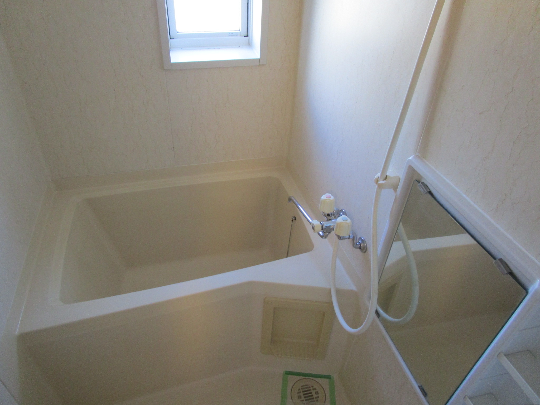 バス・シャワールーム　お風呂にも窓があるので、換気・採光に良い～追い焚きつき！