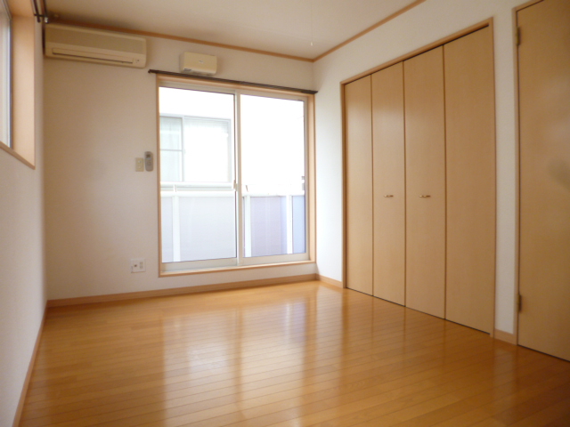 居室・リビング　6帖の洋室。ベランダには物干設置できます！