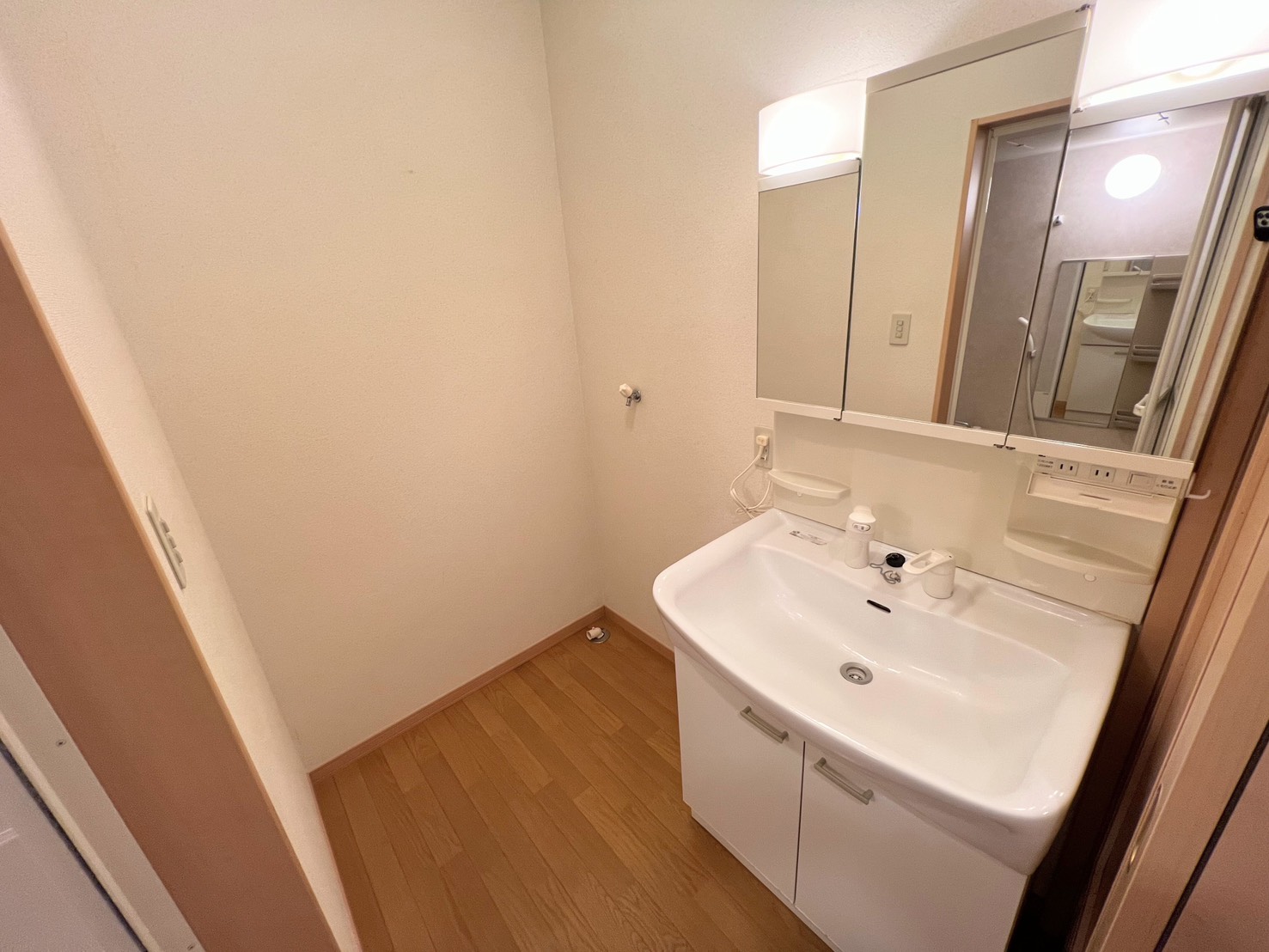 居室・リビング　もう1部屋6帖にも窓がたくさんで日当たりバッチリ！