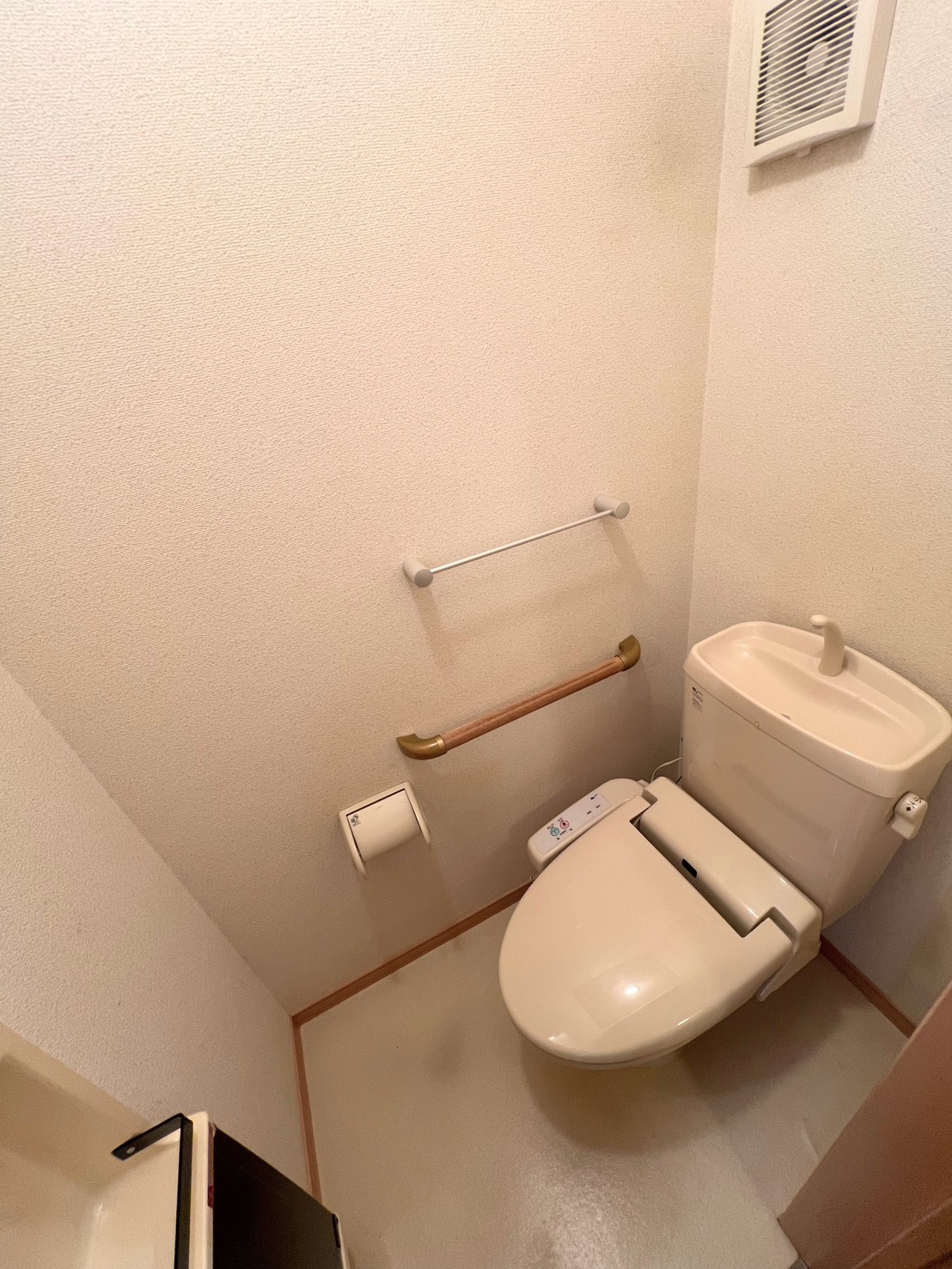 居室・リビング　収納と、ちょっとした物置スペースがあります！