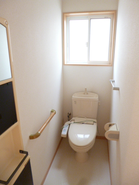 トイレ　ウォシュレット付です。手洗スペースもありますよ！