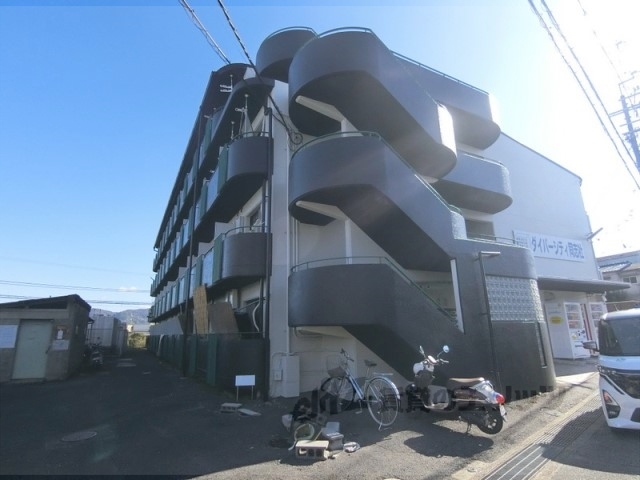 京田辺市興戸下ノ川原のマンションの建物外観