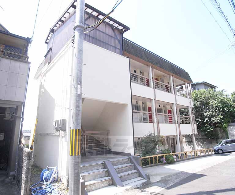 【京都市伏見区桃山町大津町のマンションのエントランス】