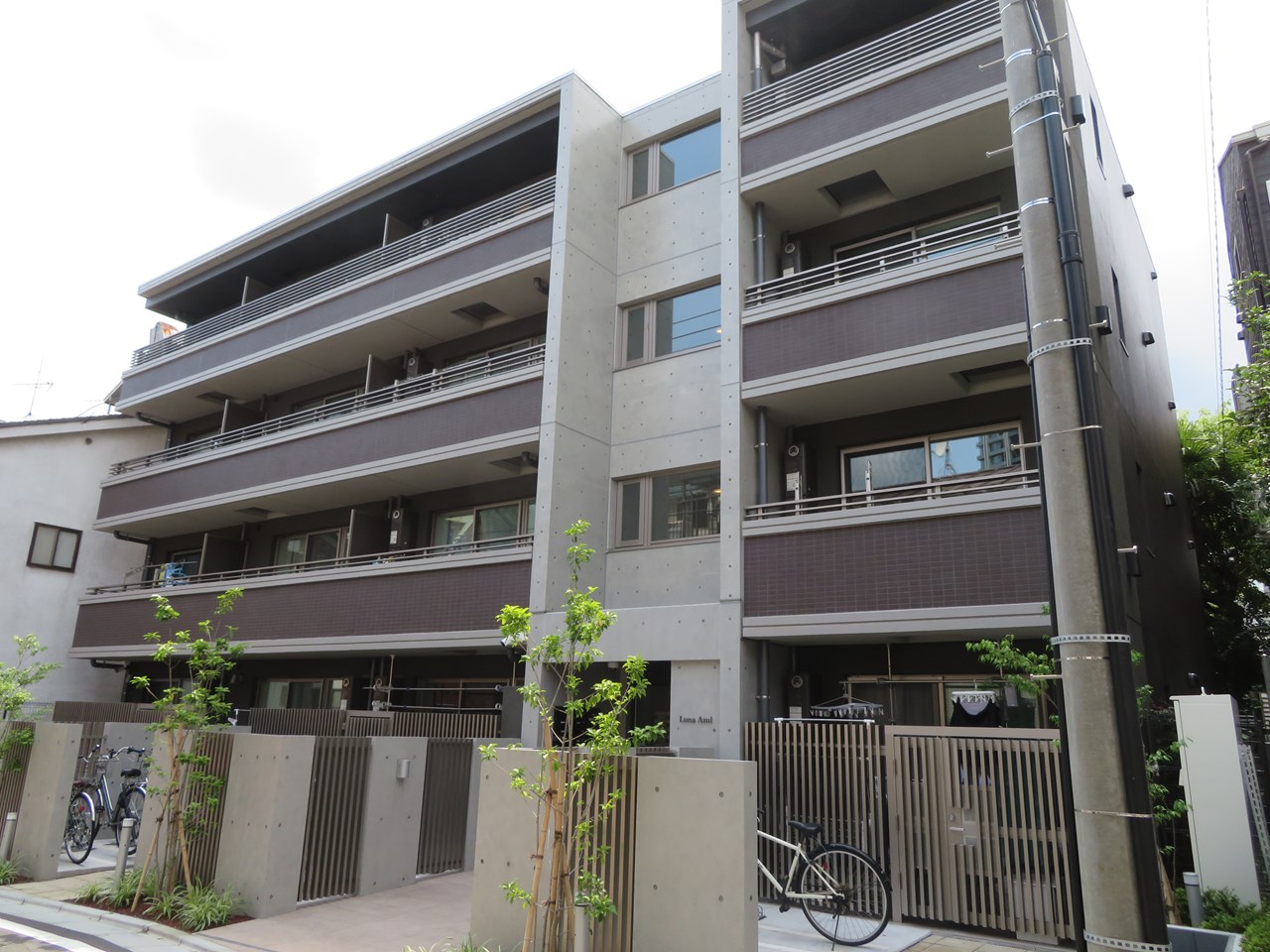 建物外観　落ち着いた色調の高級感あふれる外観
