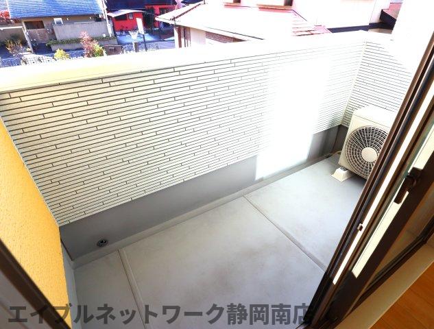 バルコニー　お洗濯にも便利なバルコニー付き