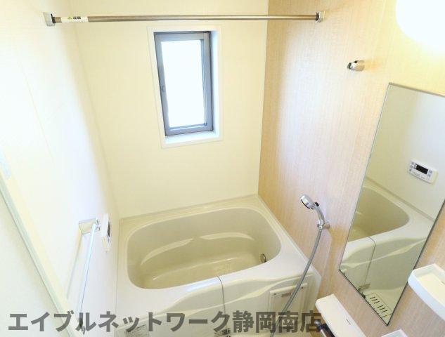 バス・シャワールーム　落ち着いた空間のお風呂です