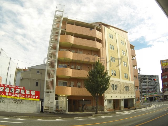 池田市空港のマンションの建物外観