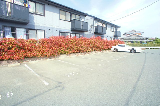 駐車場　車をお持ちの方に嬉しい駐車場付きの物件です