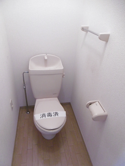 トイレ　落ち着いた色調のトイレです