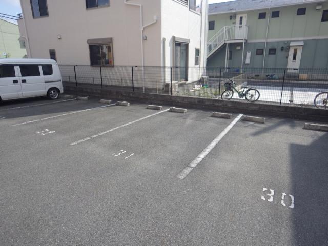 【磯城郡田原本町大字八尾のアパートの駐車場】