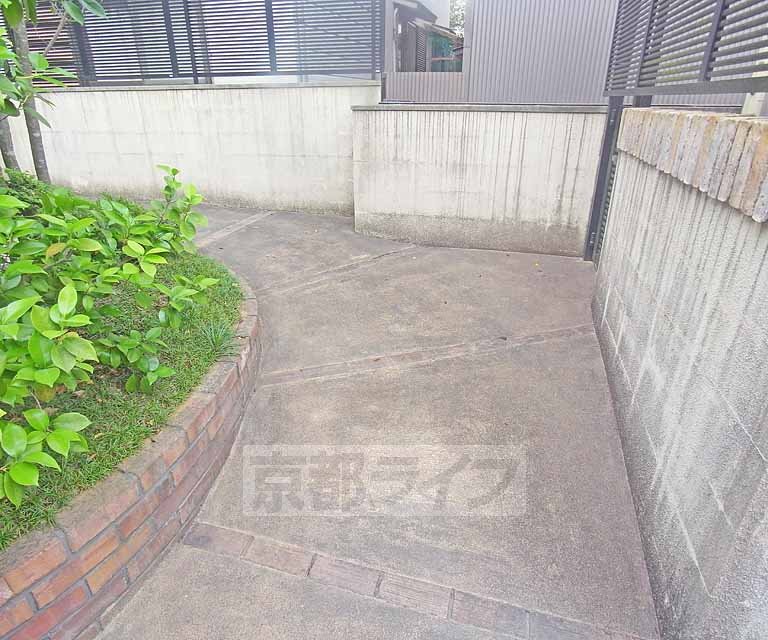 【京都市北区上賀茂山本町のアパートのエントランス】