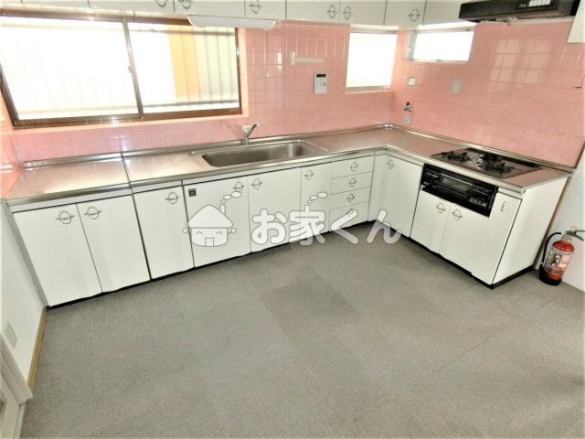 キッチン　三口ガスコンロ付きシステムキッチン