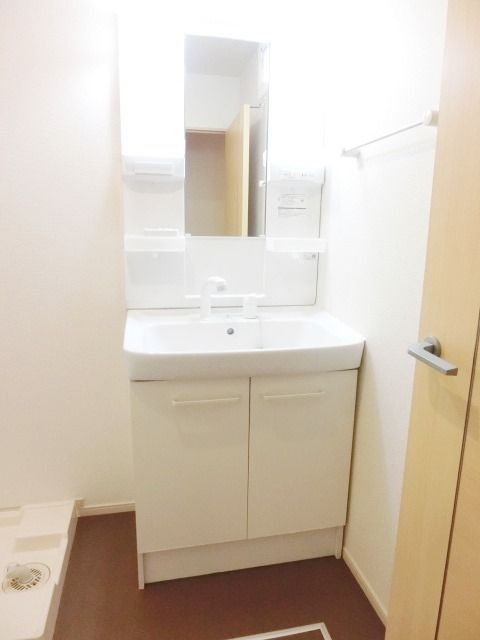 洗面設備　朝の忙しい時間に便利な洗髪化粧台