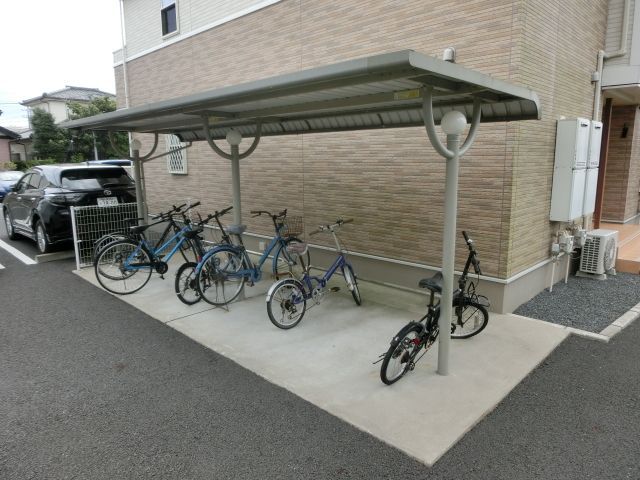 エントランス　屋根付き駐輪場