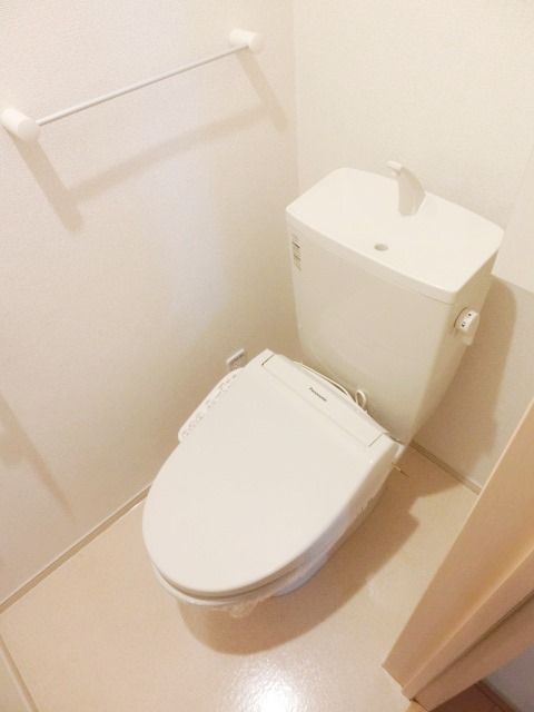 トイレ　温水洗浄付きです