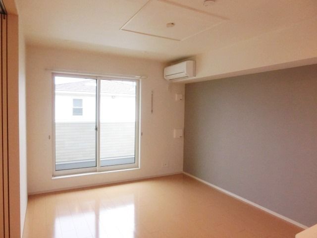 居室・リビング　オシャレなアクセントクロスのリビング