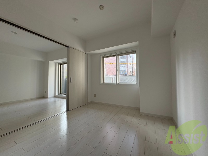 その他部屋・スペース　寝室はこちらです。光が差し込む、温かみのあるお部屋です。