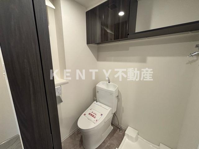 トイレ　落ち着いた色調のトイレです