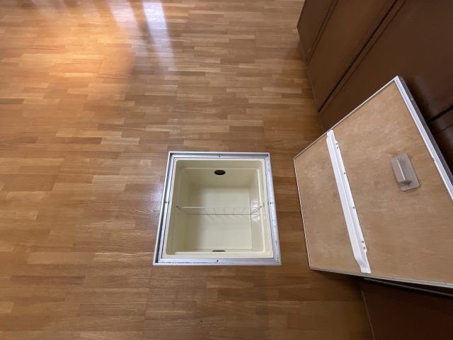 玄関　床下収納