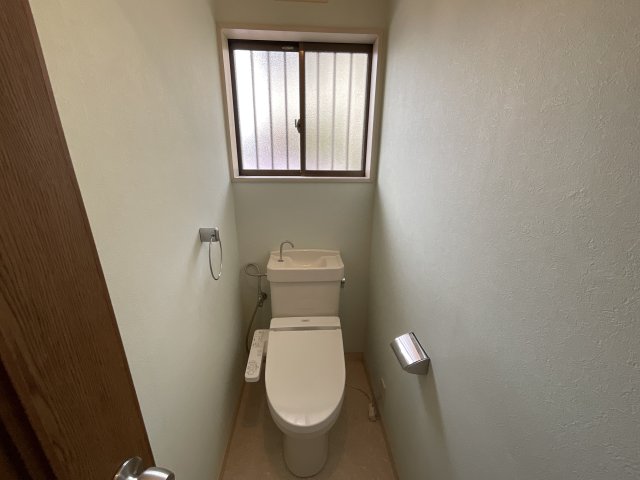 トイレ　落ち着いた色調のトイレです