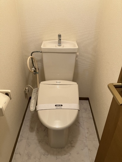 トイレ　Ｂ１０１　温水洗浄暖房便座トイレ