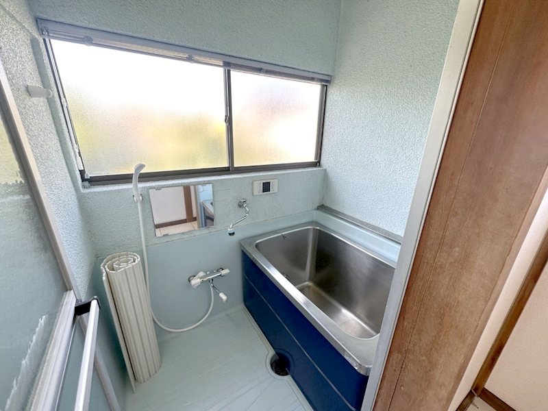 バス・シャワールーム　明るい窓もついた追い焚き機能付きのオートバス