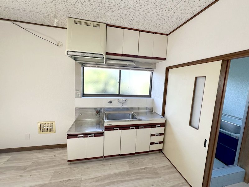 キッチン　上部吊戸棚もついたキッチン