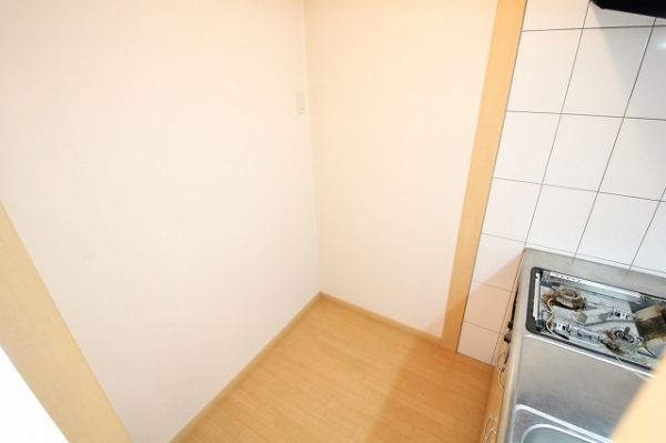 その他共有部分　狭くなりがちなキッチン後ろ側も十分スペース確保してあります。