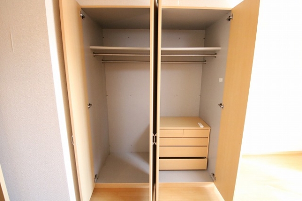 収納　パイプハンガーが設置されてます。コートやスーツ、洋服の収納◎