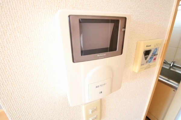 セキュリティ　訪問者がモニターで確認できるインターフォンで安心です。