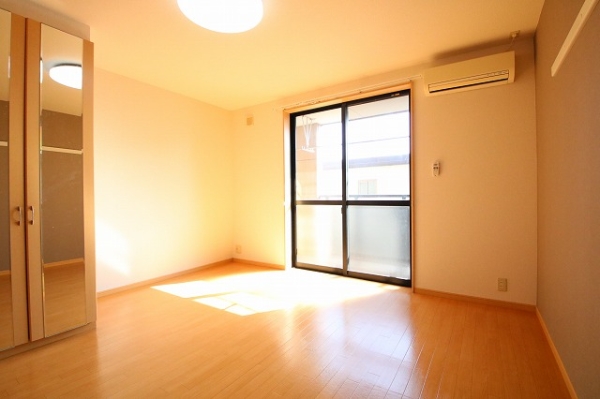 居室・リビング　白色系のリビングで清潔なイメージ。家具選びが楽しめます。