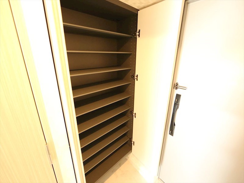 玄関　玄関　シューズボックス付（収納充実してます）