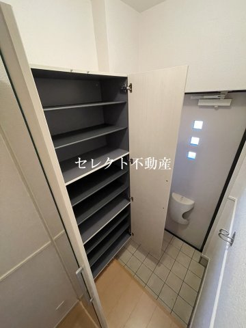 玄関　【エスポワール・ジェルメ　II】ゆったりとした玄関です