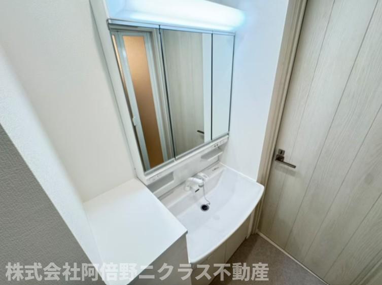 洗面設備　内装は別部屋の参考写真です。