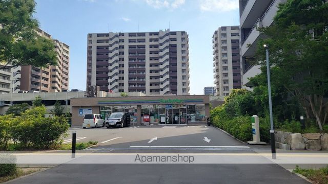 コンビニ　ファミリーマート（コンビニ）まで448m