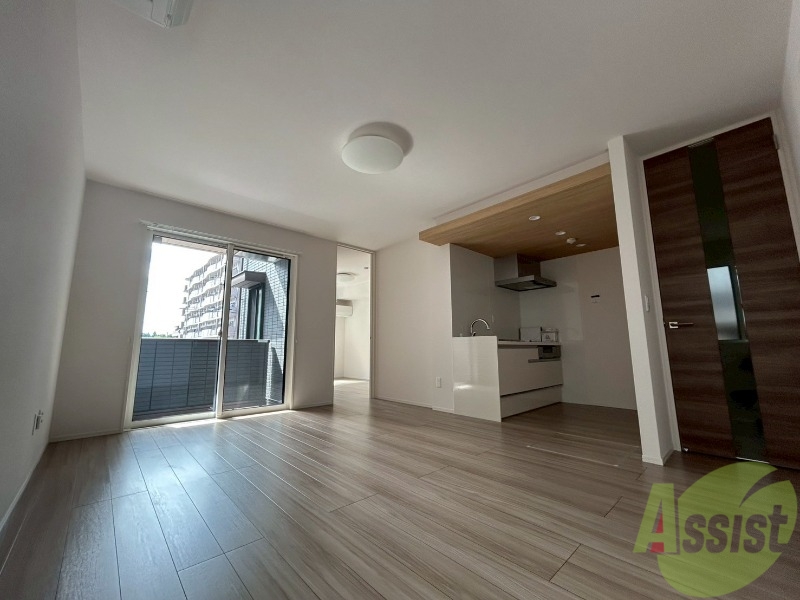 居室・リビング　広々としたリビングです。エアコンもついていて快適そうです。